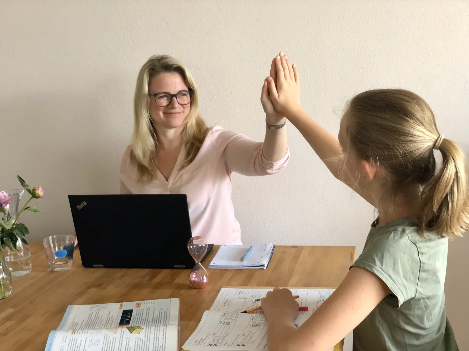 Kirsten Kau, die mit einem Mädchen High-Five macht