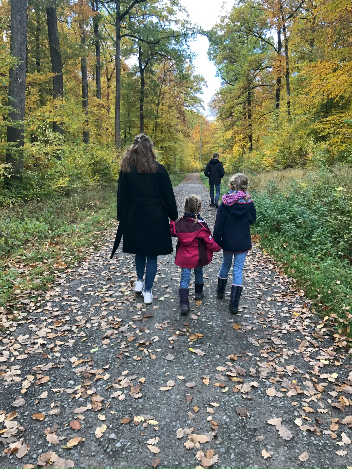 Kirsten im Freien auf dem Waldweg