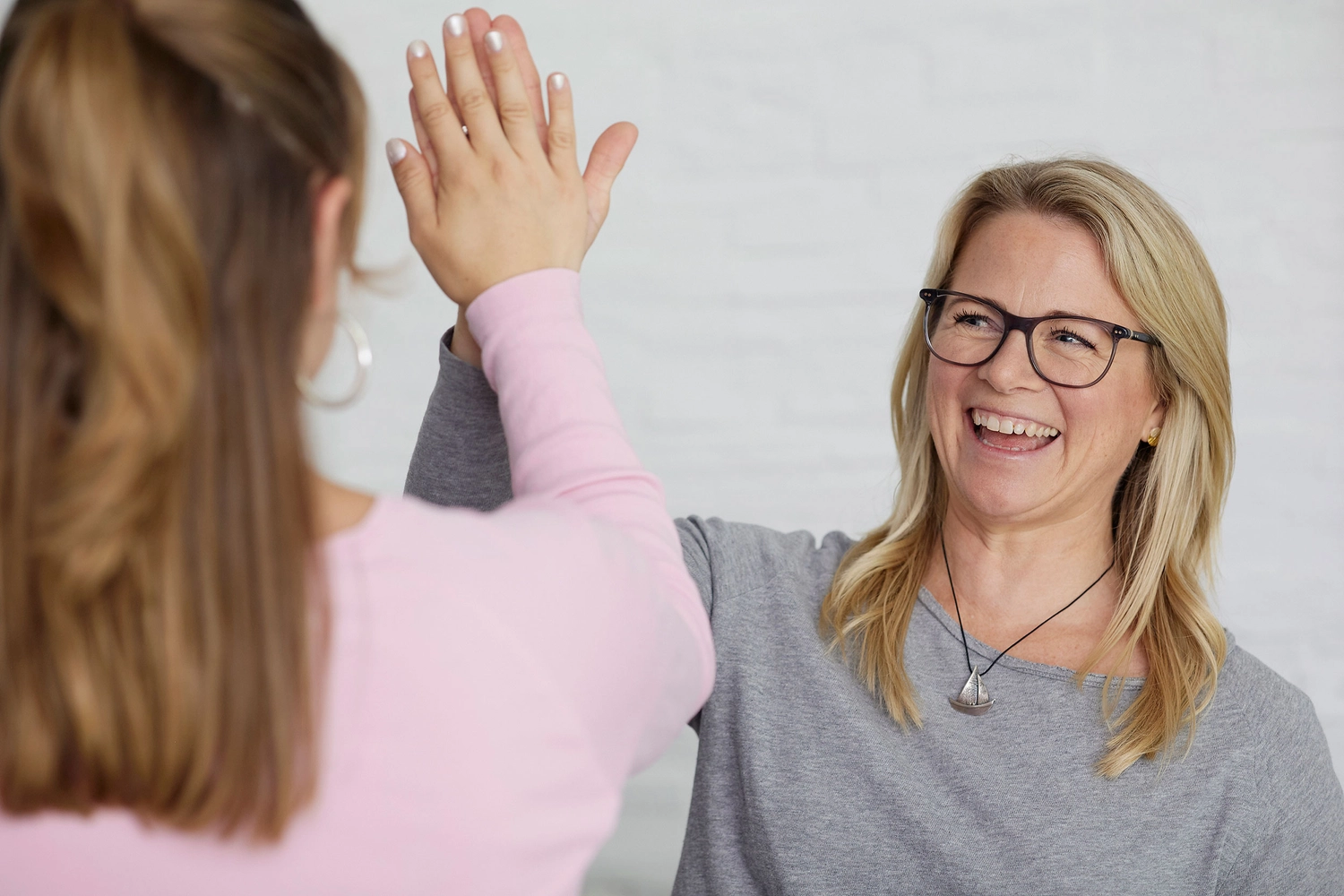 Kirsten Kau, die mit einem Mädchen High-Five macht