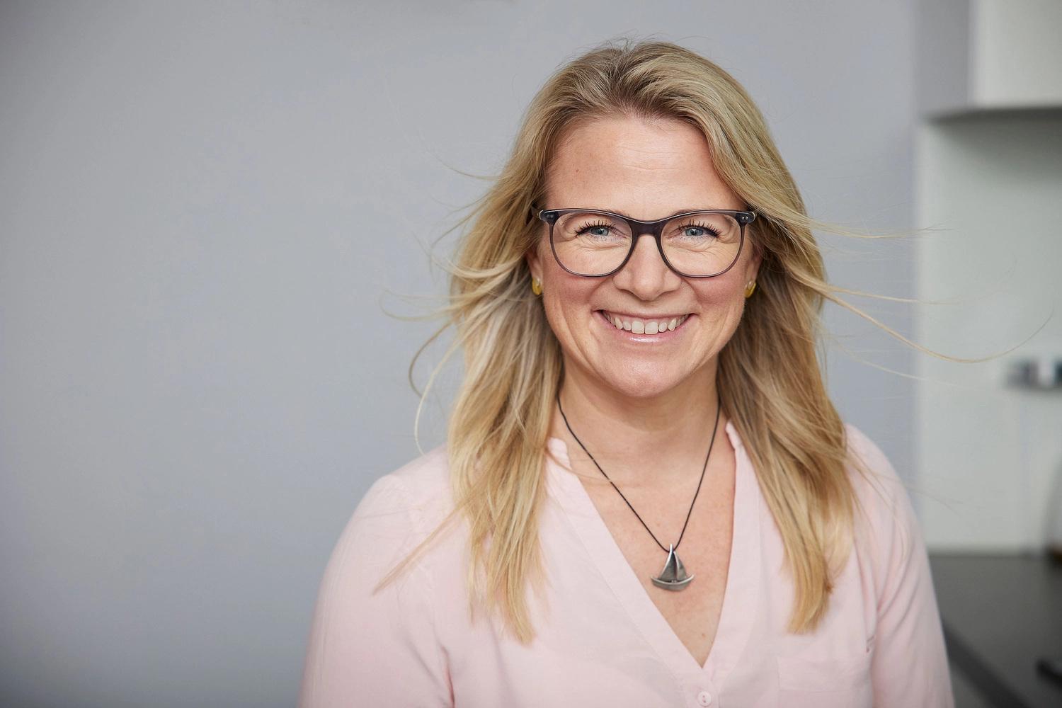 Kirsten Kau - im Gespräch mit einer Dame im Freien und Kindern, die im Hintergrund ein Buch lesen