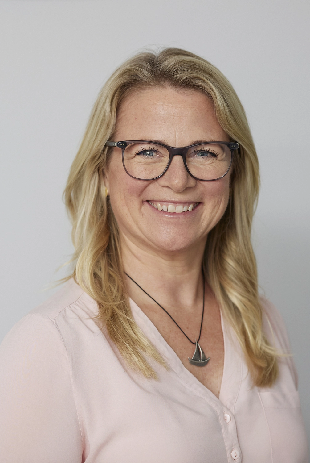 Kirsten Kau - im Gespräch mit einer Dame im Freien und Kindern, die im Hintergrund ein Buch lesen