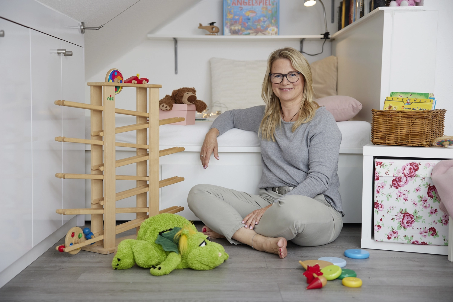 Kirsten Kau - im Gespräch mit einer Dame im Freien und Kindern, die im Hintergrund ein Buch lesen