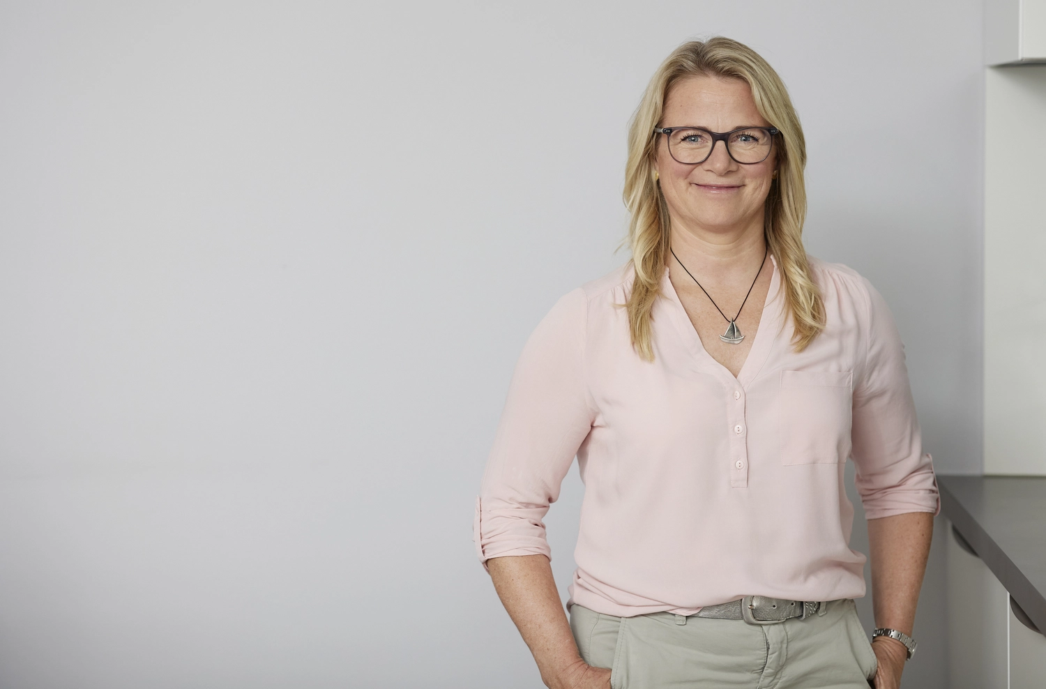 Kirsten Kau - im Gespräch mit einer Dame im Freien und Kindern, die im Hintergrund ein Buch lesen